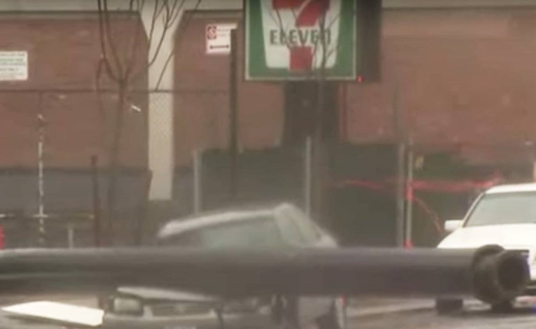 VIDEO U New Yorku se srušila vjetrenjača, zdrobila je auto